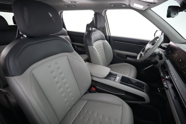 2024 Kia EV9 — photo 18 of 28