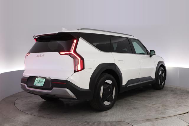 2024 Kia EV9 — photo 2 of 28