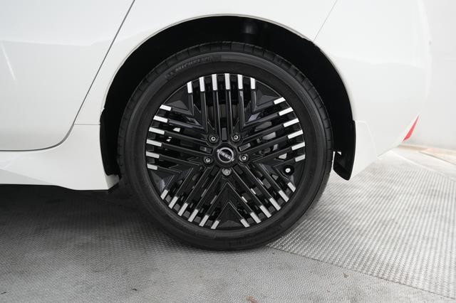 2025 Nissan LEAF — photo 7 of 20