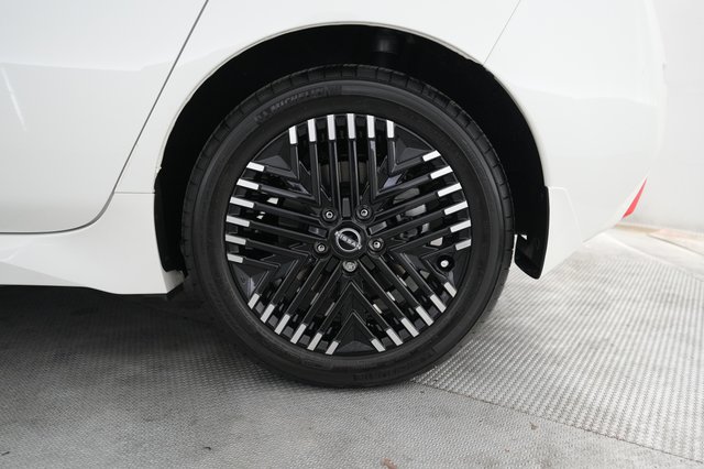 2025 Nissan LEAF — photo 7 of 20