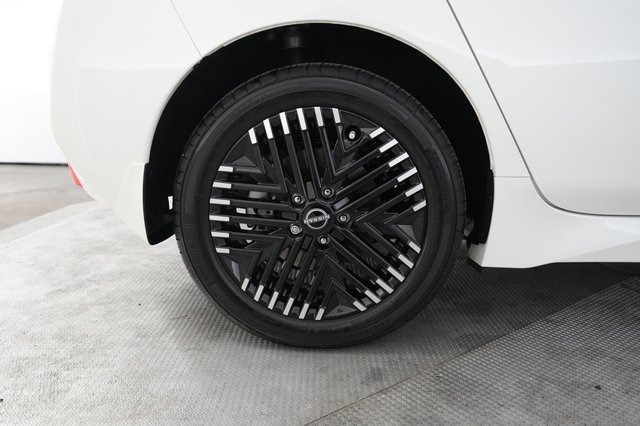 2025 Nissan LEAF — photo 17 of 20