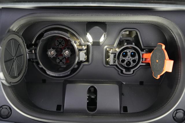 2025 Nissan LEAF — photo 8 of 20