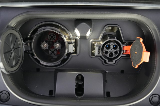 2025 Nissan LEAF — photo 8 of 20