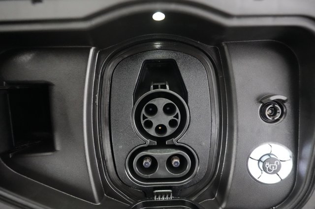 2022 Ford F-150 Lightning — photo 8 of 17