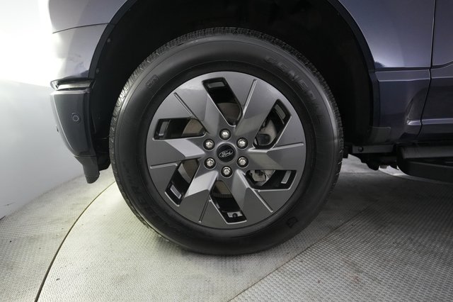 2022 Ford F-150 Lightning — photo 9 of 17