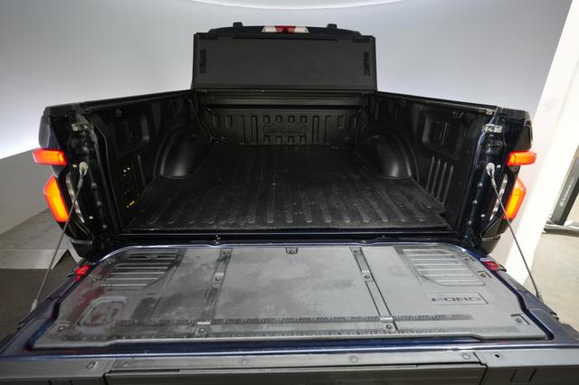 2022 Ford F-150 Lightning — photo 6 of 17