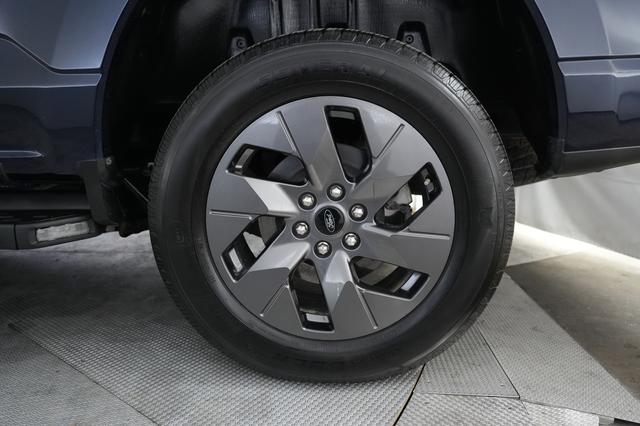 2022 Ford F-150 Lightning — photo 7 of 17