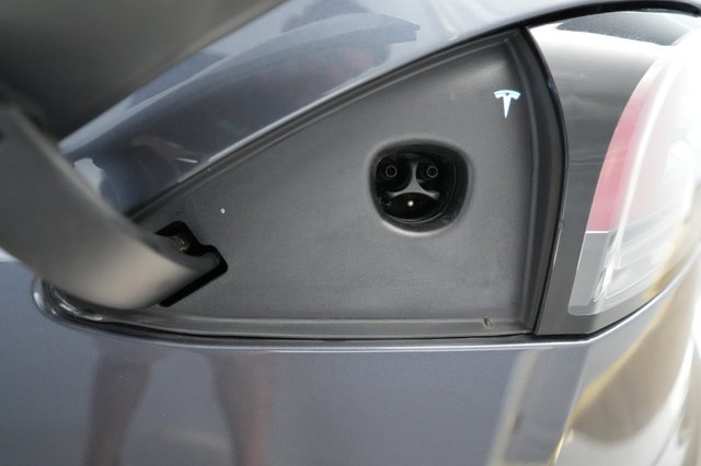 2022 Tesla Model S — photo 8 of 19