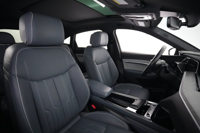 2022 Audi e-tron Sportback — photo 18 of 25
