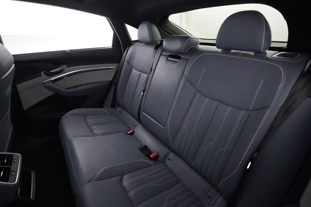 2022 Audi e-tron Sportback — photo 19 of 25