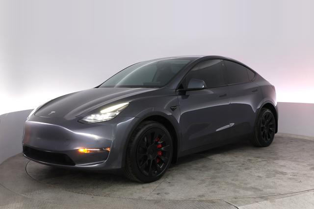 2022 Tesla Model Y — VIN 7SAYGDEE1NF517104
