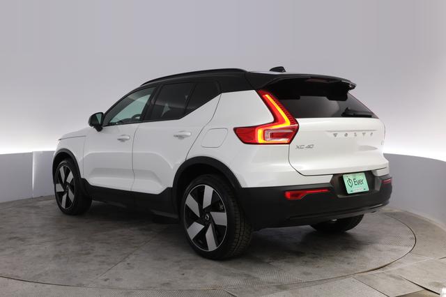 2023 Volvo XC40 Recharge — photo 8 of 23