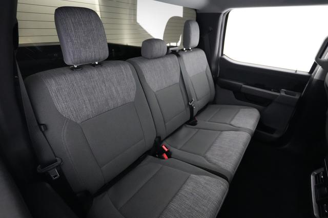 2023 Ford F-150 Lightning — photo 4 of 16