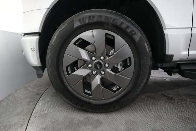 2023 Ford F-150 Lightning — photo 9 of 17