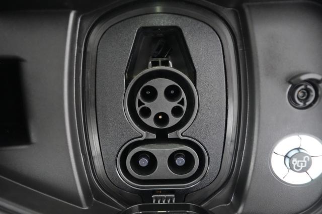 2023 Ford F-150 Lightning — photo 8 of 17