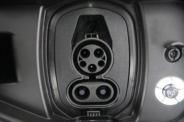 2023 Ford F-150 Lightning — photo 8 of 17
