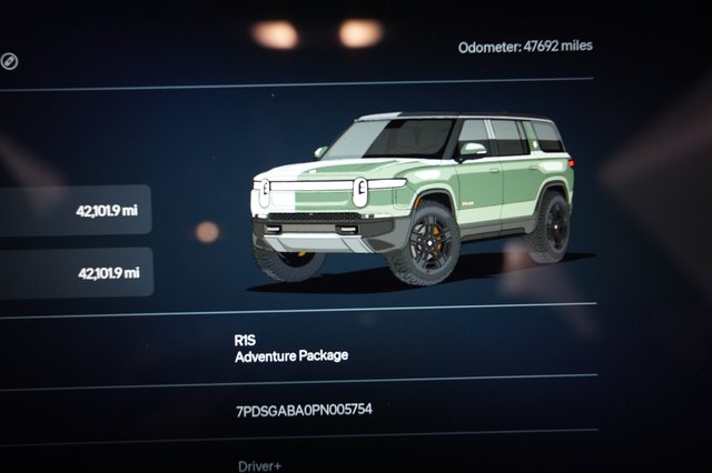2023 Rivian R1S — photo 5 of 29