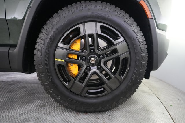 2023 Rivian R1S — photo 16 of 29