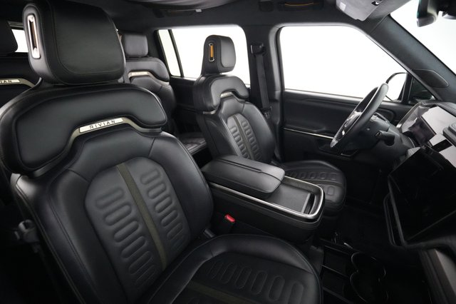 2023 Rivian R1S — photo 18 of 29