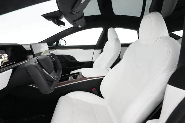 2022 Tesla Model S — photo 8 of 23