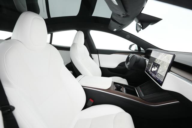 2022 Tesla Model S — photo 10 of 23