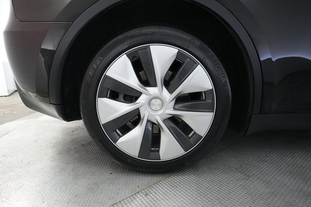 2022 Tesla Model Y — photo 17 of 34
