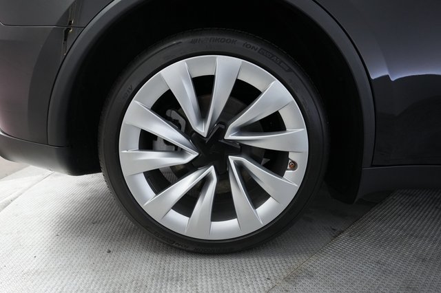 2026 Tesla Model Y — photo 17 of 24