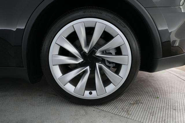 2026 Tesla Model Y — photo 7 of 24