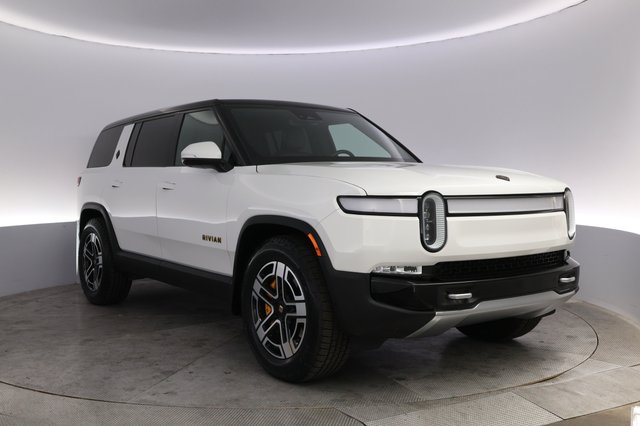 2023 Rivian R1S — photo 10 of 28