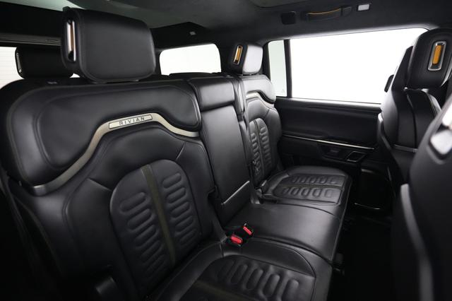 2023 Rivian R1S — photo 4 of 28