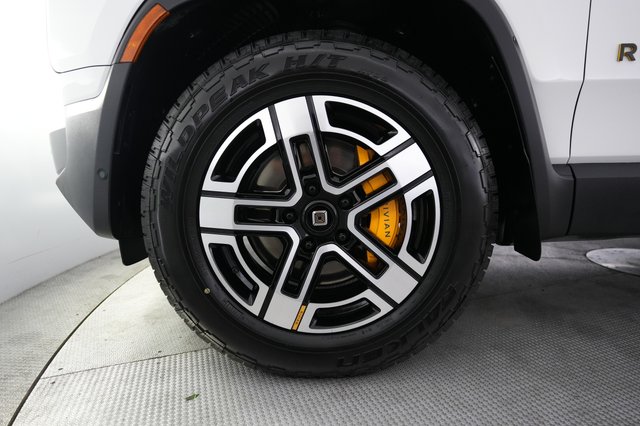 2023 Rivian R1S — photo 15 of 28