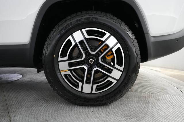 2023 Rivian R1S — photo 7 of 28