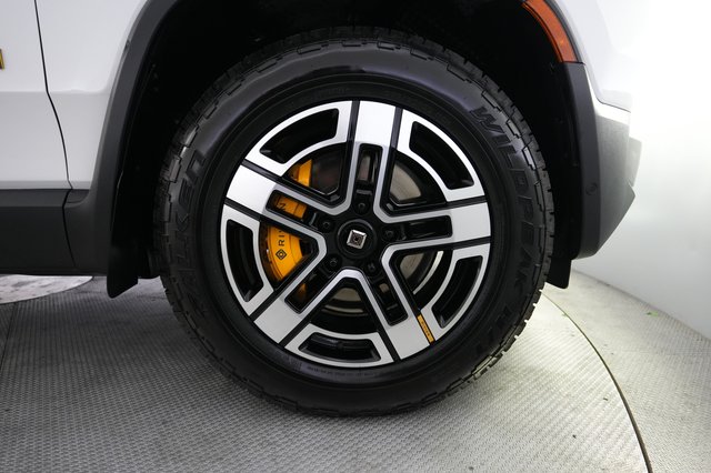 2023 Rivian R1S — photo 16 of 28