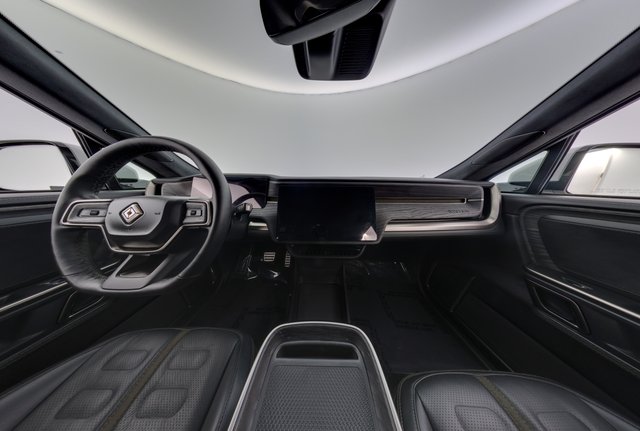 2023 Rivian R1S — photo 23 of 28