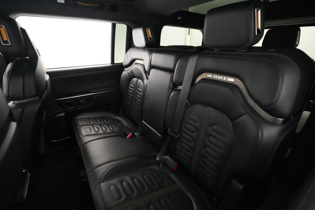 2023 Rivian R1S — photo 19 of 28