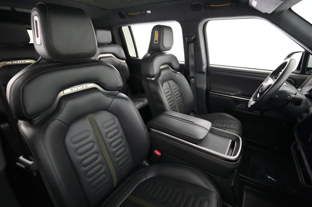 2023 Rivian R1S
