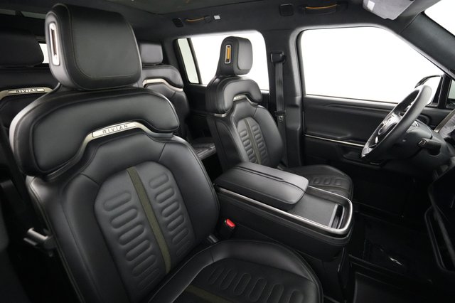 2023 Rivian R1S — photo 18 of 28