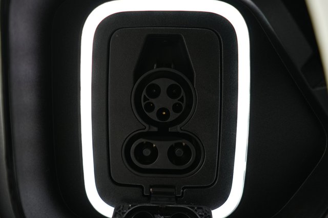 2023 Rivian R1S — photo 8 of 28