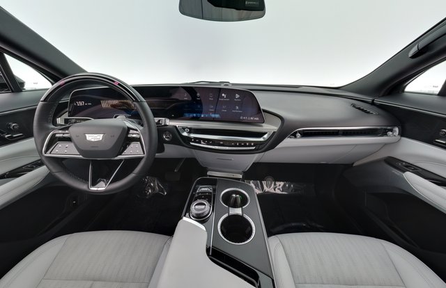 2024 Cadillac LYRIQ — photo 3 of 30
