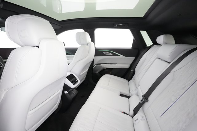 2024 Cadillac LYRIQ — photo 15 of 30