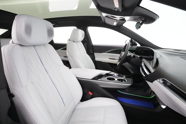 2024 Cadillac LYRIQ — photo 16 of 30