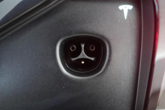 2024 Tesla Model X — photo 8 of 21
