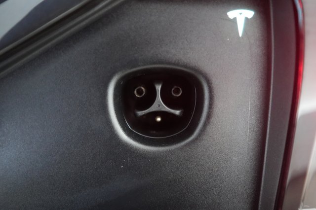 2024 Tesla Model X — photo 8 of 21