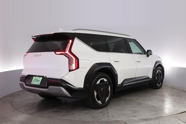 2024 Kia EV9 — photo 2 of 30