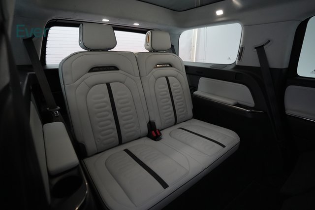 2023 Rivian R1S — photo 19 of 24