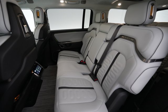 2023 Rivian R1S — photo 17 of 24