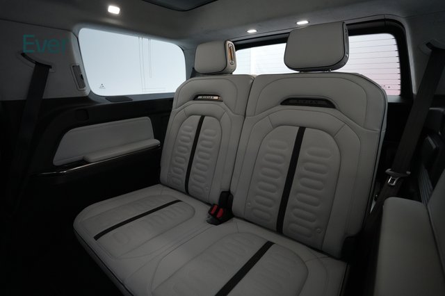 2023 Rivian R1S — photo 18 of 24