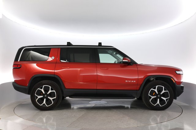 2023 Rivian R1S — photo 10 of 24