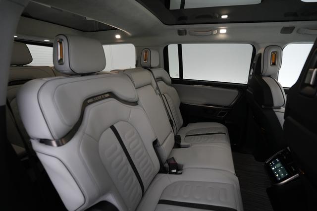 2023 Rivian R1S — photo 4 of 24