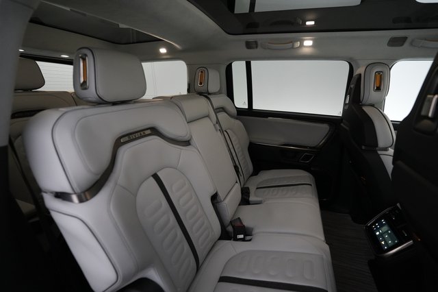 2023 Rivian R1S — photo 4 of 24